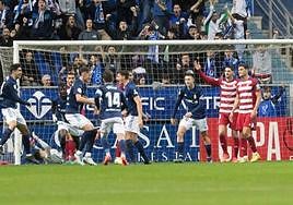 Los futbolistas del Oviedo celebran el gol de Luengo en el partido de Copa.