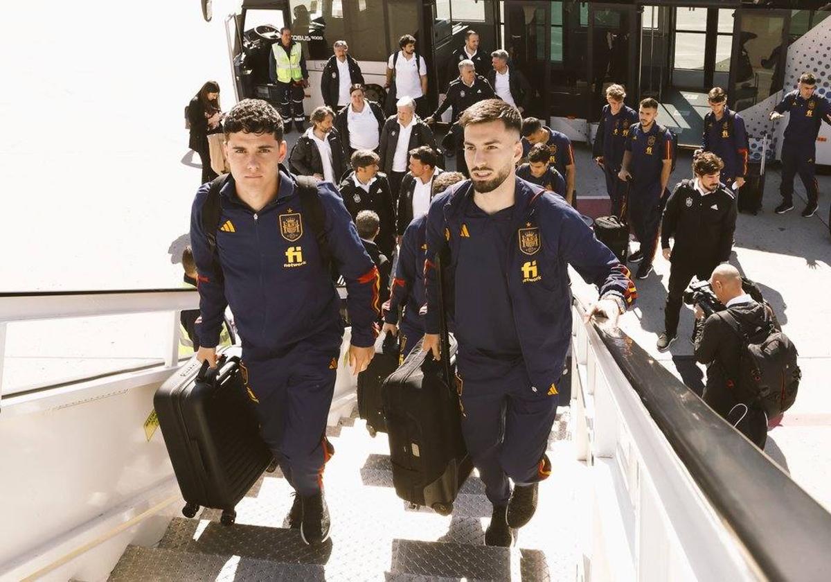 Álex Baena (derecha) se sube al avión que trasladó a la selección sub-21 a Almería.