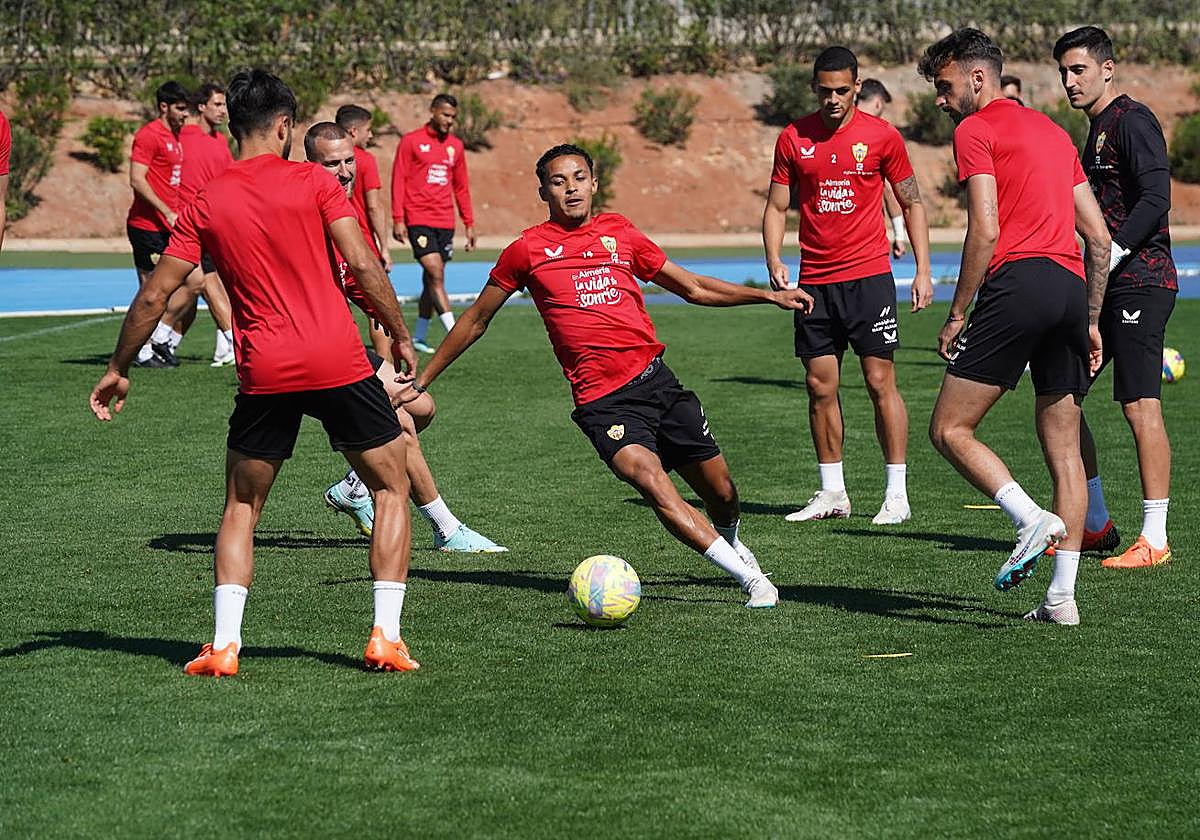 Lázaro Vinicius corta un balón en un rondo del entrenamiento celebrado este jueves en el Anexo del Power Horse Stadium.