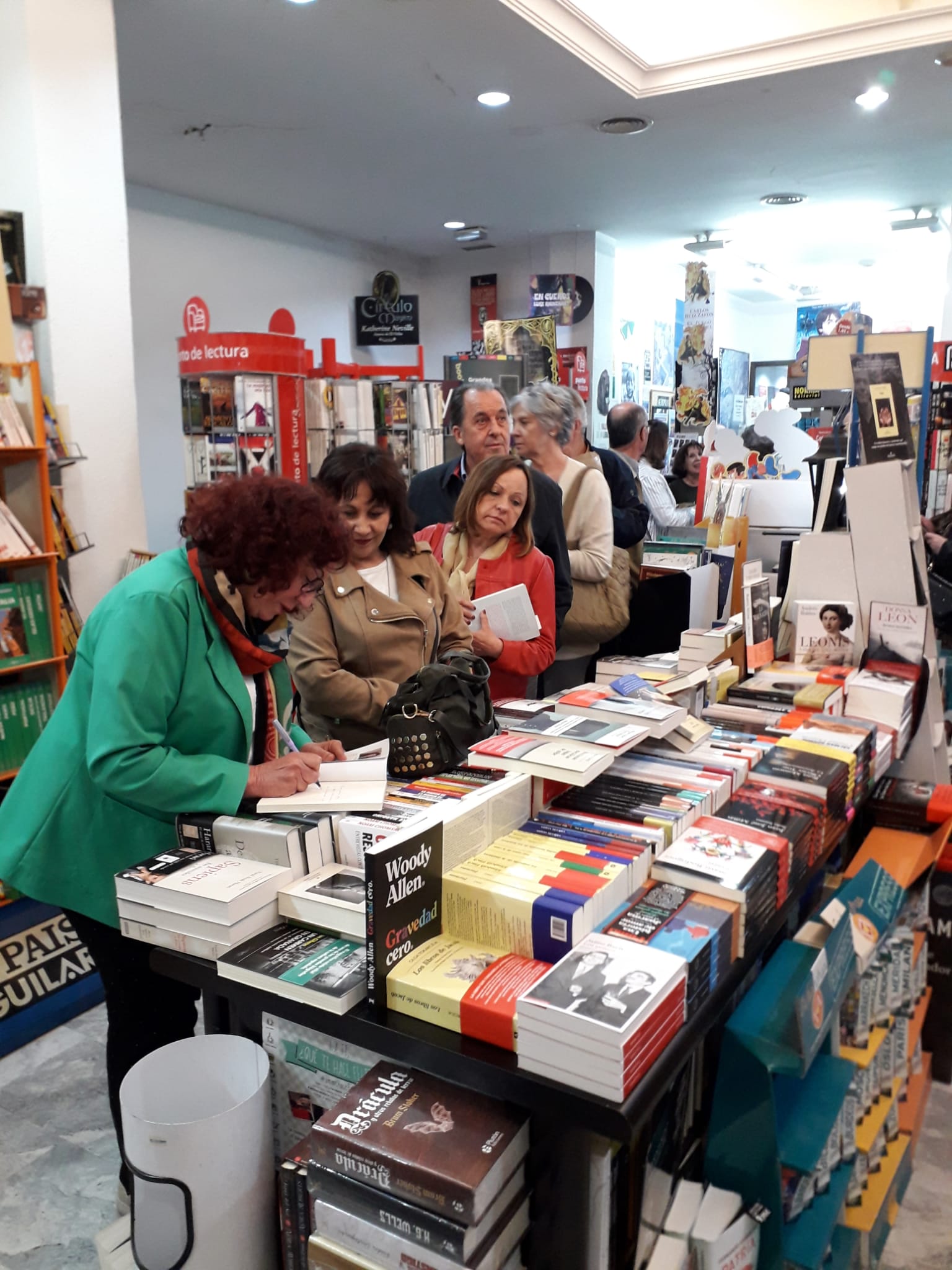 La autora durante la firma de ejemplares.