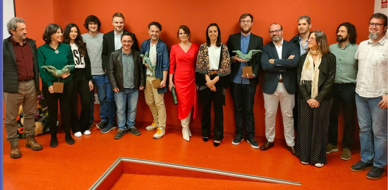 Foto de familia con premiados y representantes de la Universidad de Jaén.