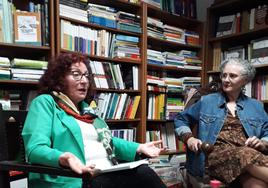 La autora Ana Moreno Soriano y Remedios Morente Jiménez, periodista de IDEAL que presentó el libro 'El laberinto del Patriarcado.