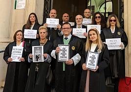 Concentración de los huelguistas frente a la Audiencia de Jaén, el pasado martes.
