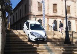 El vehículo ha quedado atrapado en mitad de la escalinata.