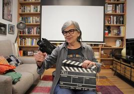 La cineasta Carmen Tortosa posa con cámara y claqueta en el salón de su casa.