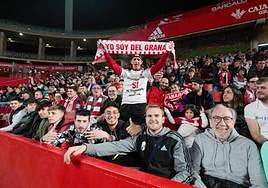 Aficionados del Granada en el partido contra la Ponferradina en Los Cármenes.