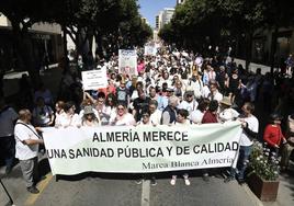 Miles de almerienses han tomado el Paseo de Almería en defensa de la sanidad pública.