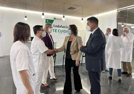 Catalina García saluda al personal sanitario a su llegada al Hospital.