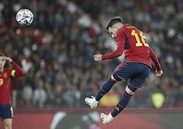 Áles Baena intenta el gol con un certero cabezazo.