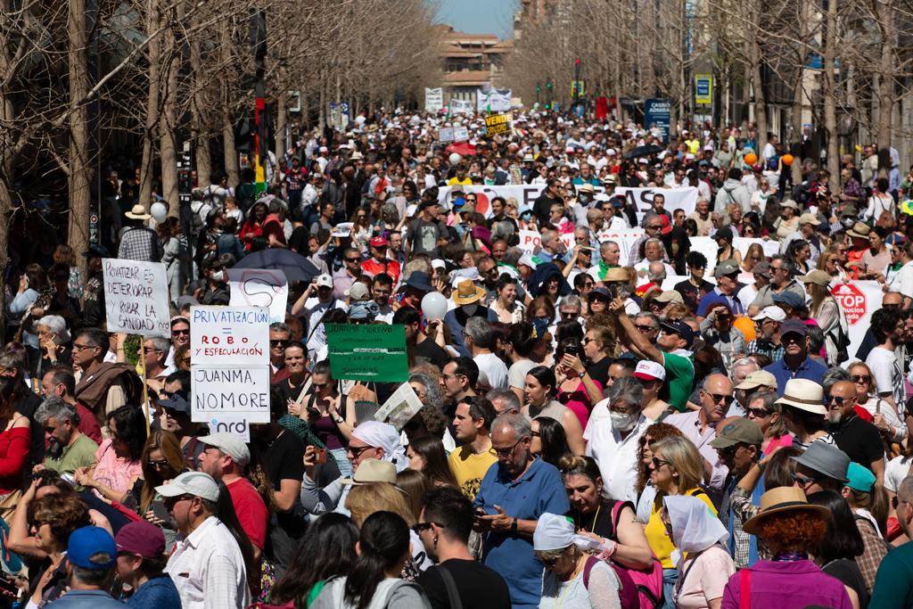 Miles de personas marchan en Granada por la sanidad pública