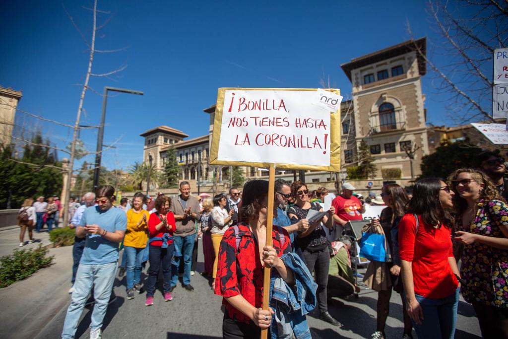 Miles de personas marchan en Granada por la sanidad pública