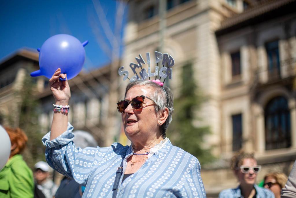 Miles de personas marchan en Granada por la sanidad pública