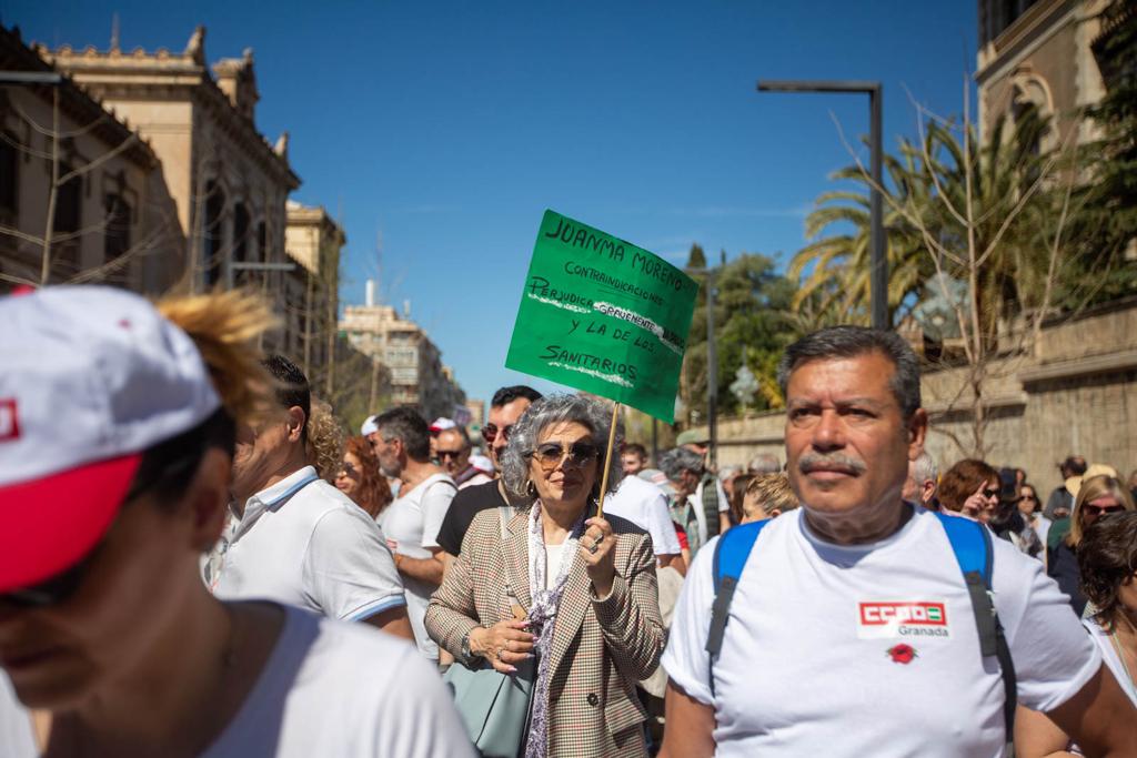 Miles de personas marchan en Granada por la sanidad pública