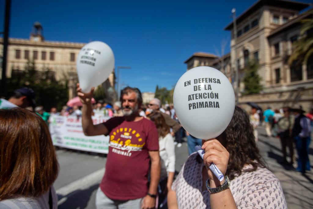 Miles de personas marchan en Granada por la sanidad pública