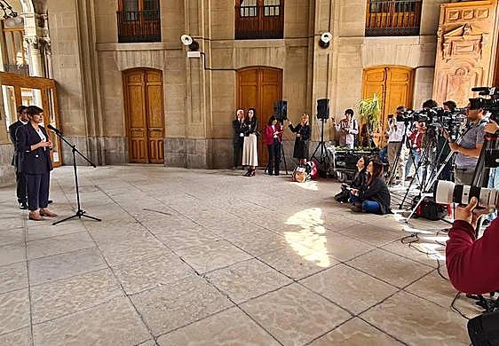 La ministra portavoz del Gobierno y el presidente de la Diputación, el viernes.
