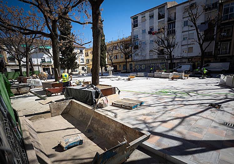 Imagen principal - Obras en la plaza de la Unidad y la carretera de Málaga.