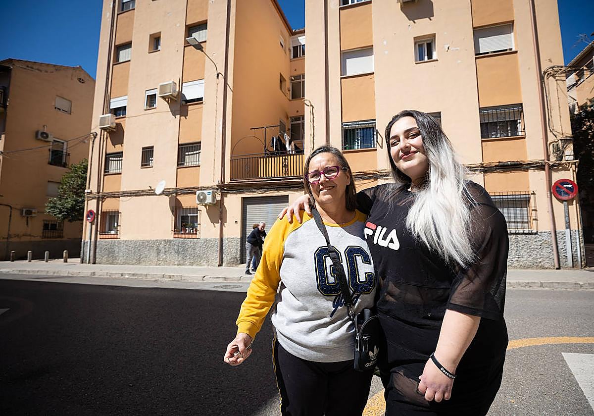 Elena Sánchez y su madre, vecinas de uno de los bloques que serán renovados en la Chana con fondos europeos.