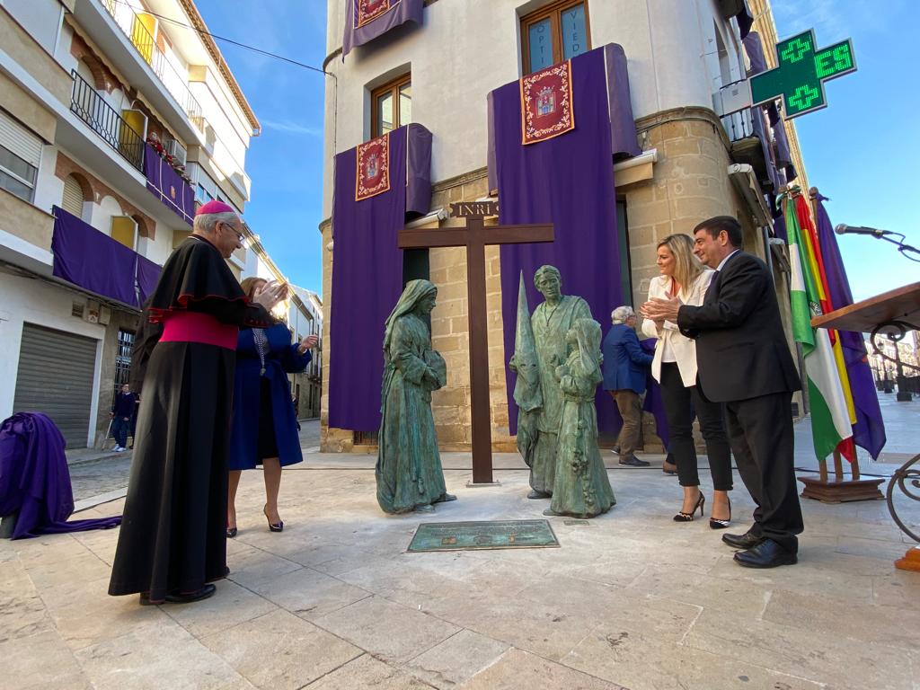 Monumento a la Semana Santa de Baeza. En la imagen el obispo de la Diocesis, Sebastián Chico,la presidenta de la Agrupación Arciprestal de Cofradías de Baeza, Ana Montoro; la alcaldesa Lola Marín y el presidente de la Diputación, Francisco Reyes.