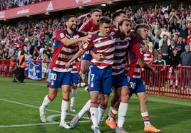 Los jugadores abrazan a Ricard tras el gol.