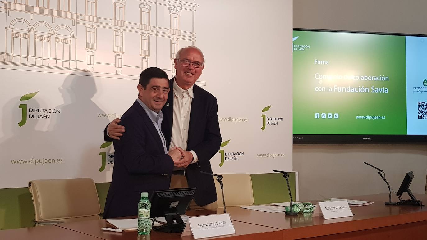 Reyes y Casero tras la firma del convenio.