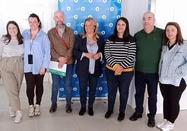 La delegada de Inclusión Social, Ángela Hidalgo, junto a profesionales de Inserta Andalucía.