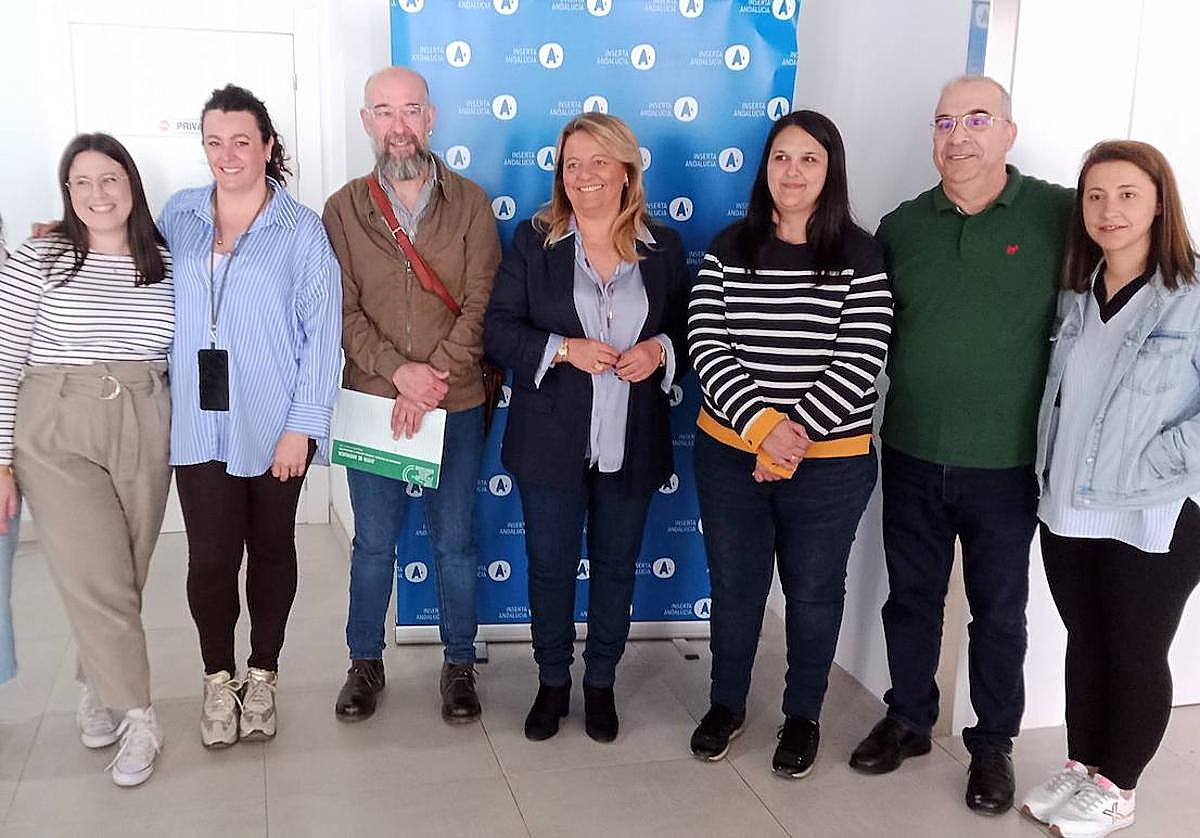 La delegada de Inclusión Social, Ángela Hidalgo, junto a profesionales de Inserta Andalucía.