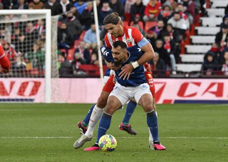 Imagen secundaria 1 - Arriba, Chumi disputa el balón con Álex Baena. Abajo, Chumi agarra a Borja Iglesias.