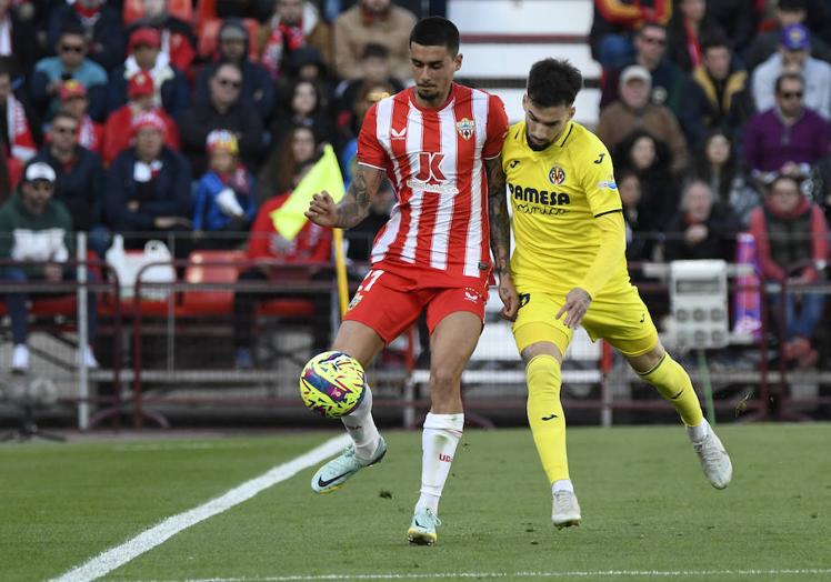 Imagen principal - Arriba, Chumi disputa el balón con Álex Baena. Abajo, Chumi agarra a Borja Iglesias.