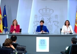 Isabel Rodríguez, en el centro, durante la rueda de prensa en la que anunció la adjudicación a La Coruña de la agencia de IA.