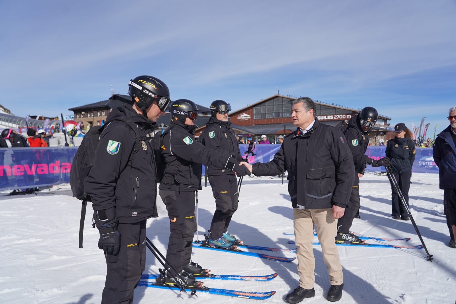 Antonio Sanz saluda a miembros de la Policía Adscrita.