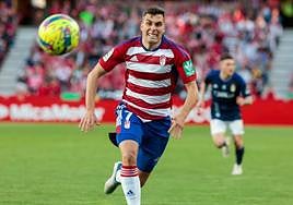 Alberto Soro persigue un balón al espacio en el partido contra el Oviedo.