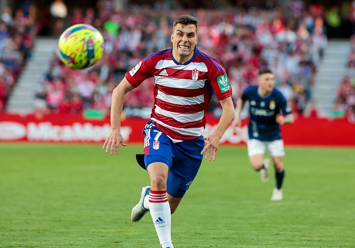 Alberto Soro persigue un balón al espacio en el partido contra el Oviedo.