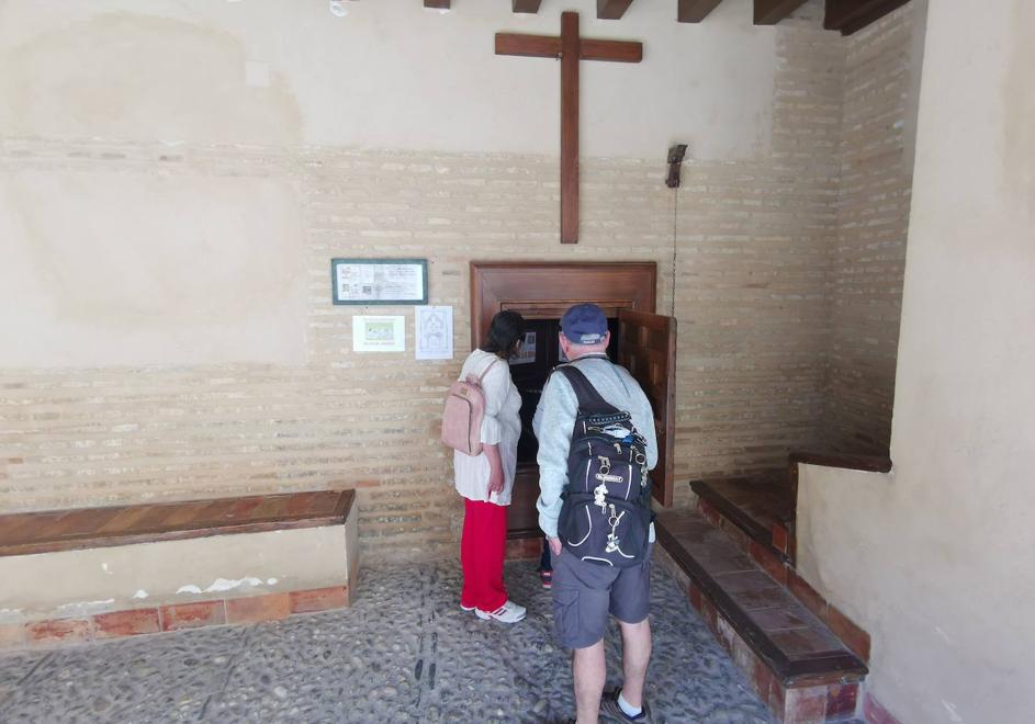 Turistas compran dulces en el monasterio.