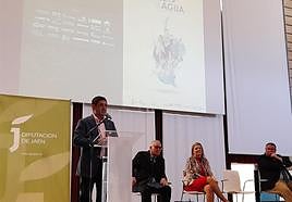 Francisco Reyes durante su intervención. Detrás Joaquín Páez, Lola Marín y Batolomé González.