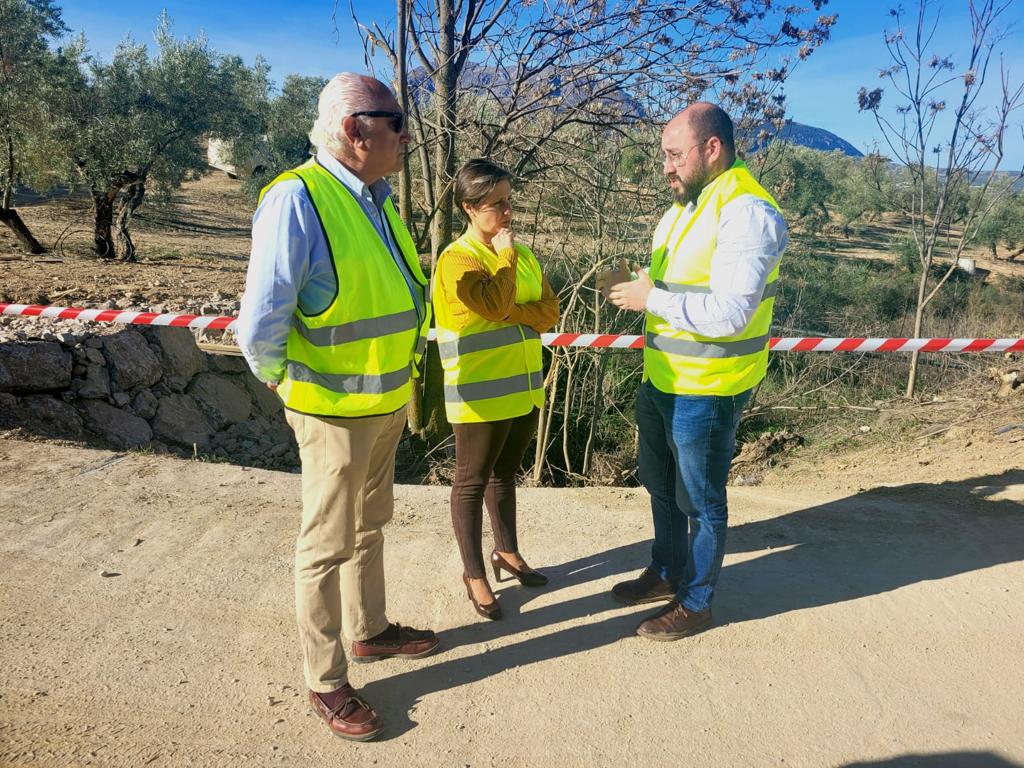Soledad Aranda y el alcalde Pablo Ruiz durante la visita al camino de Los Algores.