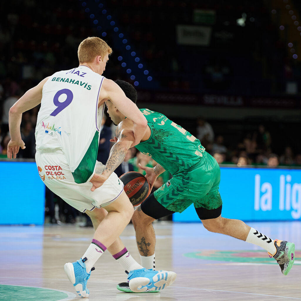 Josh Gray (d), del Betis, no puede superar a Alberto Díaz, de Unicaja.