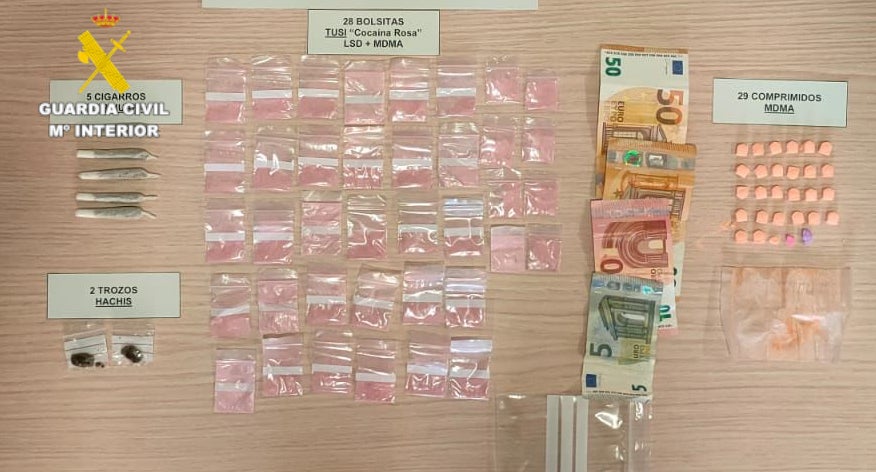 Sorprendida en las inmediaciones de una discoteca de La Zubia traficando con cocaína rosa y MDMA