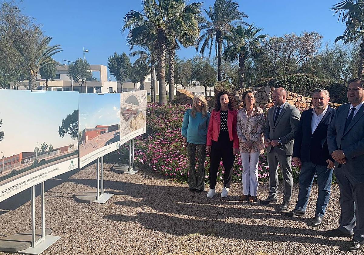 La consejera de Educación, Patricia del Pozo, junto a la alcaldesa de Almería, María Vázquez, de visita a los terrenos del futuro CEIP de El Toyo.