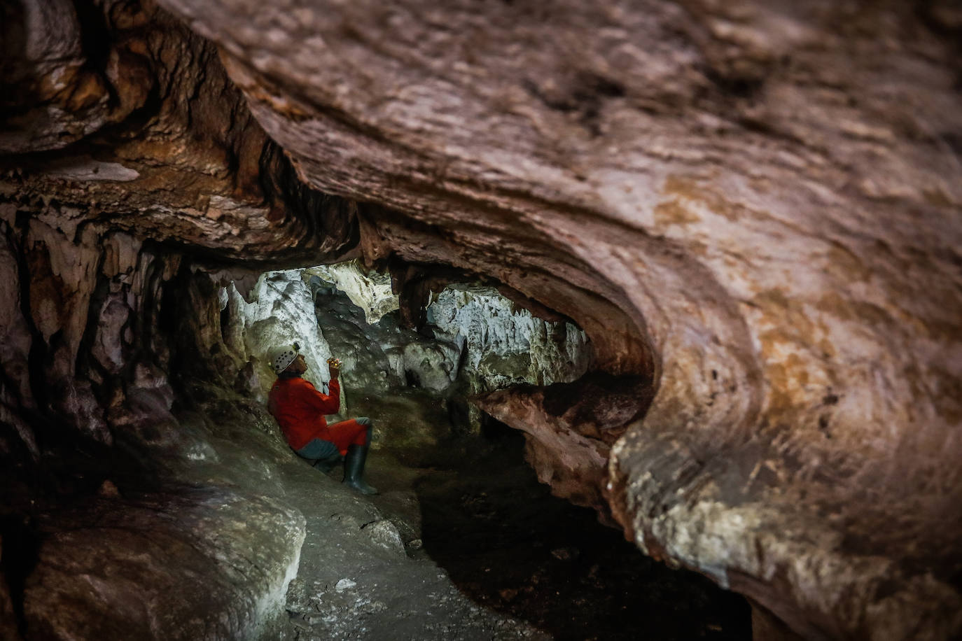 Imagen secundaria 1 - Recorrido por el interior de la Cueva. 