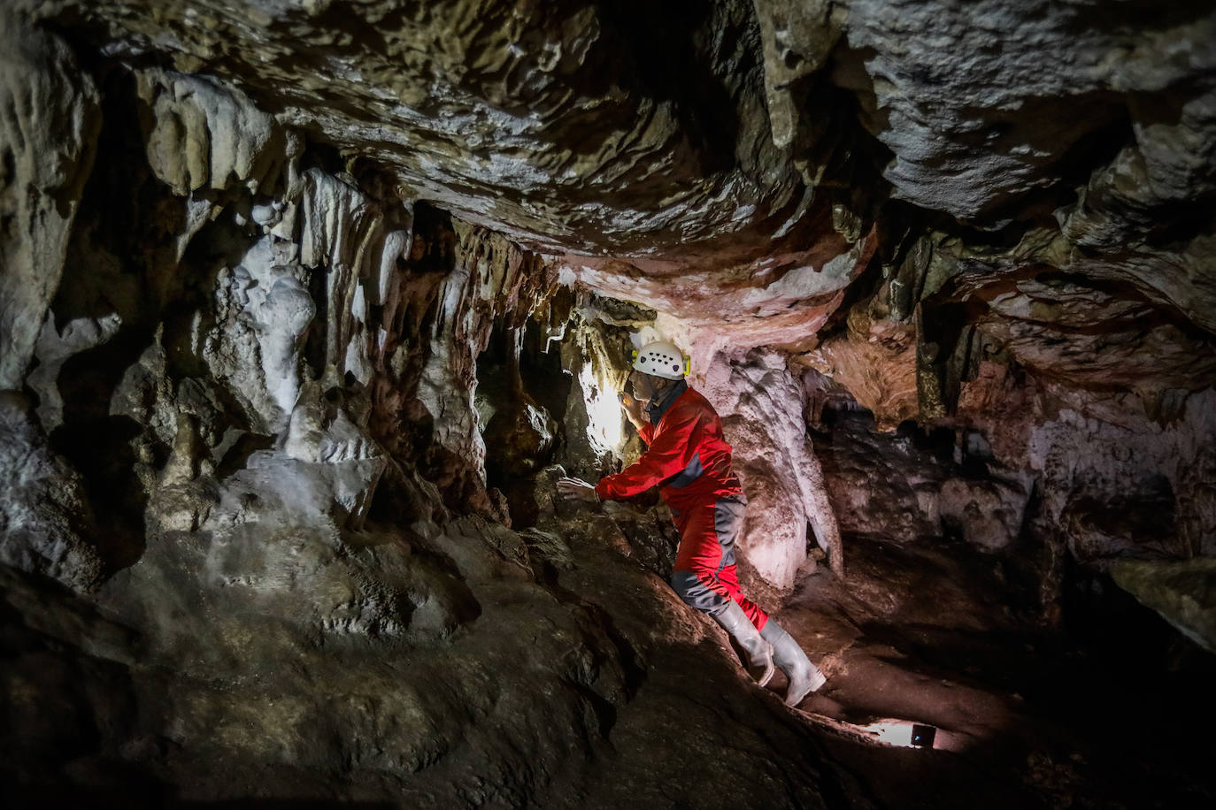 La cueva tiene oquedades a las que solo se puede acceder arrastrándose.