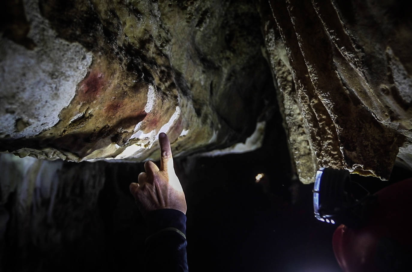 Imagen secundaria 2 - Recorrido por el interior de la Cueva. 