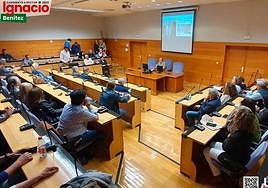 Ingacio Benítez durante un encuentro con representantes de la comunidad universitaria.