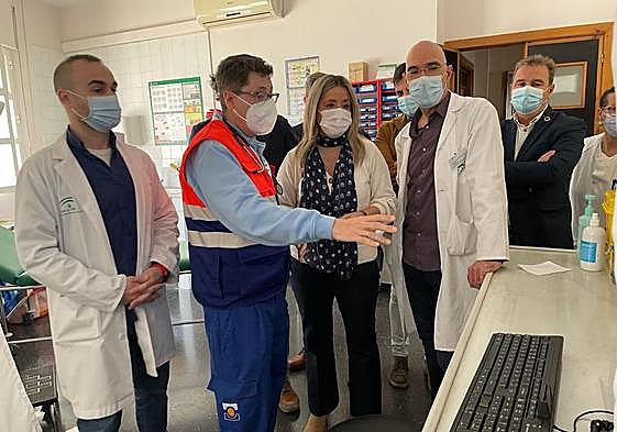 Visita de la delegada de Salud y Consumo al centro de salud de Torredelcampo.