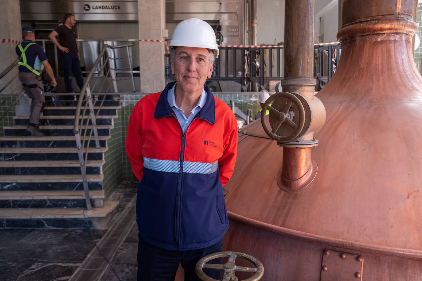 Imagen secundaria 1 - El director de la fábrica de Cervezas Alhambra, Alfredo Dávila, en la sala de cocimientos, que seguirá en obras hasta el verano. 