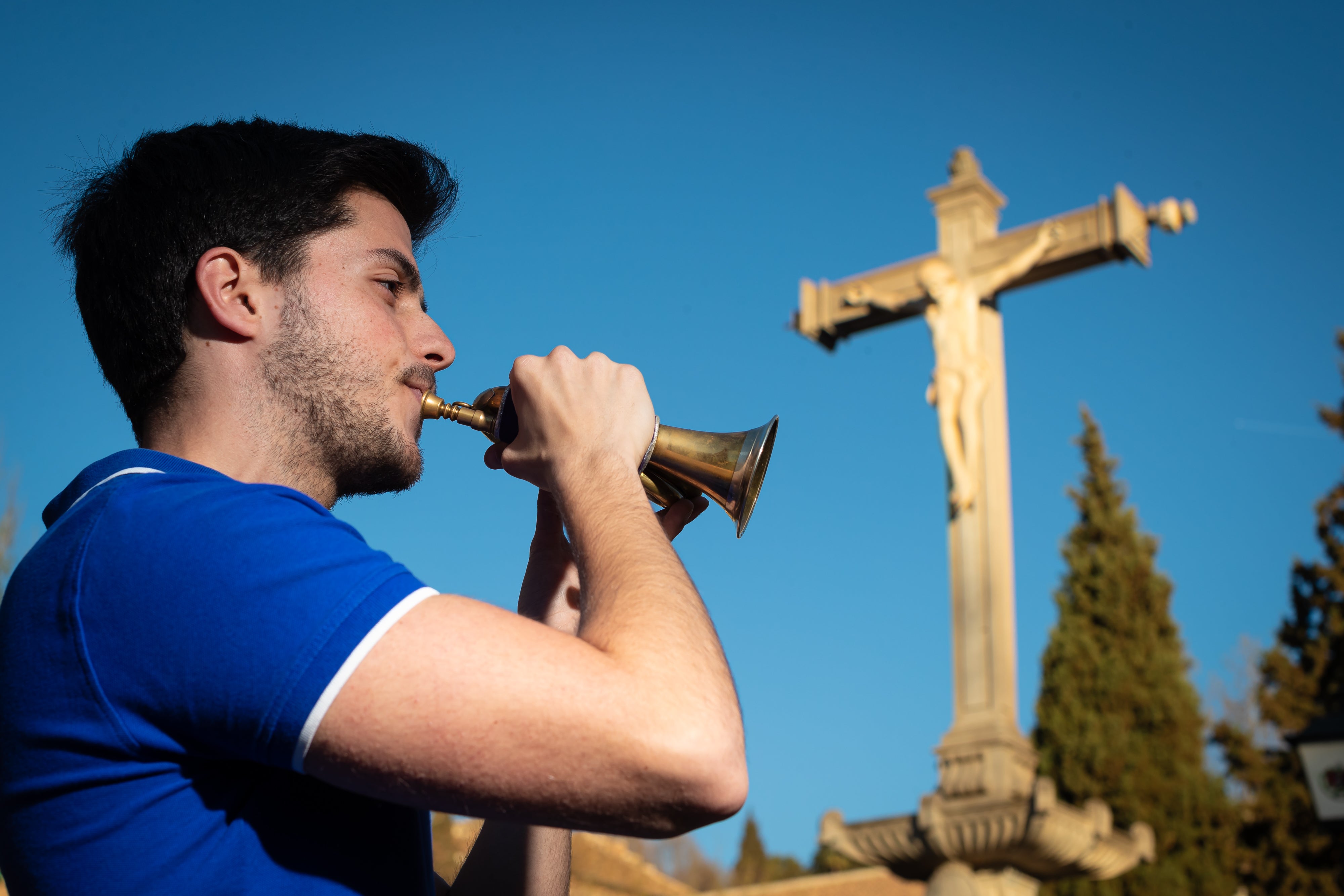 Israel García ensaya junto al Cristo de los Favores del Realejo de cara al rezo a la hora nona del Viernes Santo.