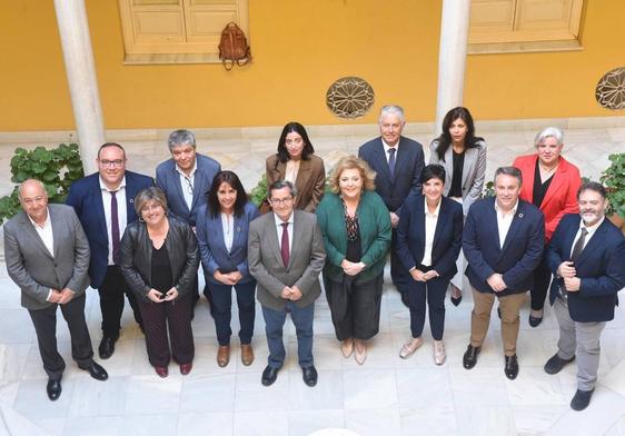 Foto de familia de los diputados y el presidente de la Diputación tras el mandato.