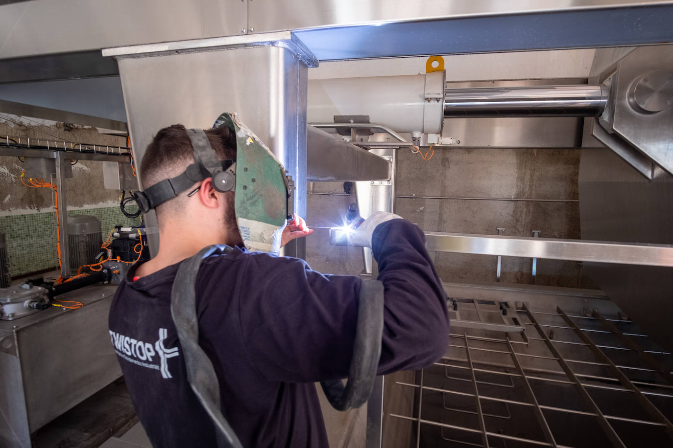 Imagen secundaria 2 - El director de la fábrica de Cervezas Alhambra, Alfredo Dávila, en la sala de cocimientos, que seguirá en obras hasta el verano. 
