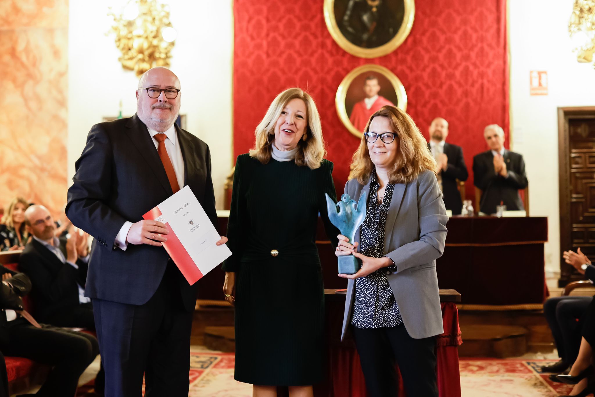 El director de este periódico, Eduardo Peralta, recibe el reconocimiento junto a la periodista Andrea G. Parra.