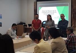 Presentación de los grupos de tabajo por parte del María José Lara.