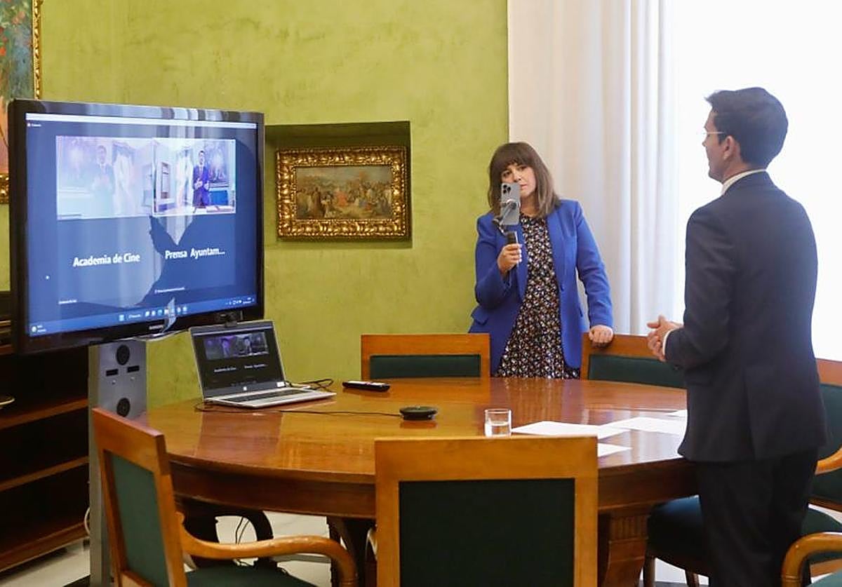 El alcalde Paco Cuenca en la reunión de los Goya.